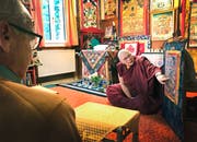 Die buddhistische Nonne Tsunma Konchok Jinpa Chodron erläutert anhand des Lebensrades die sechs Daseinsbereiche. (Bild: Ursula Ammann)