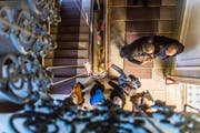 Blick ins grosszügige Treppenhaus. (Bild: Michel Canonica)