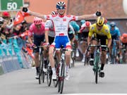 David Gaudu, ein Jungspund aus Frankreich, gewinnt die 3. Etappe der Tour de Romandie im Sprint (Bild: KEYSTONE/JEAN-CHRISTOPHE BOTT)