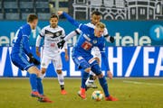 Im Duell zwischen Luzern (vorne Marvin Schulz) und Lugano (Carlinhos Junior) geht es um die Europa League - und um die Barrage. (Bild: Martin Meienberger/Freshfocus, Luzern, 16. Februar 2019)