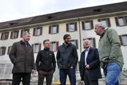 Trafen sich beim Spatenstich (von links): Othmar Filliger, Daniel Niederberger, Johne Eisenhut, Tis Prager und Dominik Flammer. (Bilder Matthias Piazza, Stans, 3. Mai 2019)