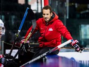 Nationaltrainer Patrick Fischer stimmt sein Team auf das Testspiel gegen Lettland ein (Bild: KEYSTONE/JEAN-CHRISTOPHE BOTT)
