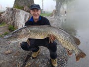 133 Zentimeter lang und 15.8 Kilogramm schwer ist dieser Hecht, den Bruno Mannhart am 1. Mai fangen konnte. (Bild: PD/Fabian Zimmermann)