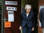Die britische Premierministerin Theresa May nach der Stimmabgabe bei den Kommunalwahlen an ihrem Wohnort Thames Valley im Westen Londons. (Bild: KEYSTONE/AP PA/ANDREW MATTHEWS)