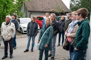 Mit konzentriert suchen die Exkursionsteilnehmer den Himmel und die Unterdächer an der Grabenstrasse ab. (Bild: Andreas Taverner