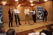 Vier Politikerinnen und Politiker kreuzten die Klingen zum Thema Waffenrecht: Claudia Friedl (SP) und Marcel Dobler (FDP), Alt-Nationalrat Jakob Büchler (CVP) und Esther Friedli (SVP, von links). In der Mitte Diskussionsleiter Noah Menzi (JFDP). (Bild: Martin Knoepfel)