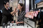 Ist mein Hautunterton kalt oder warm? Make-up-Artistin Valbona Mehmedi berät Redaktorin Susanne Holz. (Bild: Boris Bürgisser)