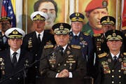 Vladimir Padrino (Mitte) bekräftigt an einer Medienkonferenz die Treue des Militärs zu Maduro. (Bild: Miguel Gutierrez/EPA (Caracas, 24. Januar 2019))