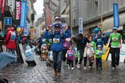 Eine Kaltfront bringt am Samstag verbreitet Niederschlag, Wind und kühle Temperaturen wie hier am 36. Luzerner Stadtlauf. (Bild: Roger Zbinden, 27. April 2013)