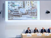 Die SVP-Spitze hat am Freitag in Bern ein neues Positionspapier zur Verkehrspolitik vorgestellt. Sie fordert, dass die Engpässe in der Verkehrsinfrastruktur beseitigt werden. (KEYSTONE/Anthony Anex) (Bild: Anex Anthony / Keystone)