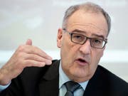 Bundesrat Guy Parmelin hat sich mit Vertretern der Sozialpartner und der Kantone getroffen, um über die Situation der älteren Arbeitnehmenden zu sprechen. (Bild: KEYSTONE/PETER SCHNEIDER)