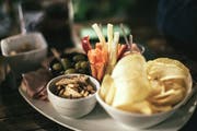 «Mindestens 2/3 des Buffets setzt sich aus vegetarischen Produkten zusammen», empfiehlt das Bundesamt für Umwelt. (SplitShire/pexels.com)