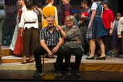 Präsident Pius Bucher und Regisseurin Monika Wanner bei einer Probe der Bunten Bühne Kriens. (Bild: Dominik Wunderli, Kriens, 1. Mai 2019)