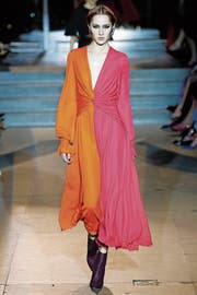 Carolina Herrera mixt Warm und Kalt: Orange und Pink. (Bild: Victor Virgile/Getty)
