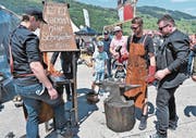 Schmied Yannick Christen (links) zeigt Efrem Zimmermann (Mitte) das Handwerk. (Bild: Romano Cuonz (Buochs, 30. Mai 2019))