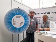 Martin Uebelhart und Markus von Rotz, Redaktionsleiter der Nidwaldner Zeitung, stellen sich den Fragen der Besucher. (Bild: Fabienne Mühlemann/Luzerner Zeitung, 30. Mai 2019)