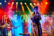 Faber im Bademantel bei «Zappa On The Hill». (Bild: PD/Luzerner Theater/Ingo Höhn