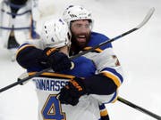 Carl Gunnarsson (Nummer 4) lässt sich nach seinem Siegtreffer für St. Louis feiern (Bild: KEYSTONE/AP/CHARLES KRUPA)