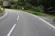 Das Geländer fällt auf der Kurvenaussenseit in Richtung Necker ab. (Bild: Kantonspolizei St. Gallen)