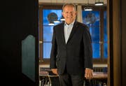 Martin Salvisberg räumt den Stuhl im Sitzungssaal. (Bild: Reto Martin)