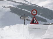 Noch viel Schnee auf dem Gotthard: Blick auf das Strassenschild Richtung Tremolastrasse, die wegen Lawinengefahr noch geschlossen ist. (Bild: KEYSTONE/TI-PRESS/PABLO GIANINAZZI)
