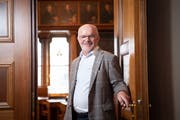 Nach 16 Jahren schliesst Regierungsrat Köbi Frei die Tür des Kantonsratssaales ein letztes Mal. Bild: Ralph Ribi