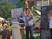 Oscar J. Schwenk erhält den Holzchopf. (Bild: Fabienne Mühlemann/Luzerner Zeitung, 30. Mai 2019)