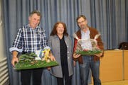 Sonja Wiesmann verabschiedet Gemeinderat Marcel Frei und Werner Hugelshofer aus der Rechnungsprüfungskommission. (Bild: Manuela Olgiati)