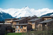 Ferienwohnungen in Cumbel in der Region Surselva. Im Hintergrund der Piz Terri. Bild: Gian Ehrenzeller/Keystone (20. April 2016)
