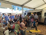Vor einem Truck hat sich eine lange Schlange gebildet. (Fabienne Mühlemann/Luzerner Zeitung, 30. Mai 2019)
