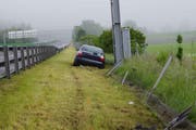 Das Auto krachte erst in die Leitplanke und dann in einen Wildzaun. (Bild: Zuger Polizei, 30. Mai 2019)
