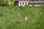 Die Unfallstelle liegt auf dem linken Ufer des Necker unterhalb der Anzenwiler Brücke. (Bild: Kantonspolizei St. Gallen)