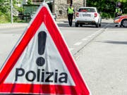 Beim Brand auf dem Areal des Möbelhauses Pfister in Contone TI waren neben der Feuerwehr auch mehrere Polizisten im Einsatz. (Bild: KEYSTONE/CARLO REGUZZI)