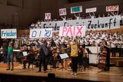 Jugend-Demo im KKL: Chor und Theatertruppe der Kanti Reussbühl mit Klangwerk und Orchester Santa Maria. (Bild: Boris Bürgisser, 29. Mai 2019)