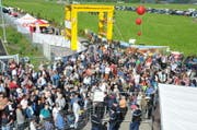 Schon vor 10 Uhr war die Menschenmenge vor dem Eingang riesig. (Bild: Matthias Piazza/NZ, 30. Mai 2019)