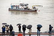 Gestern kam bei der Suche nach dem gesunkenen Boot auch ein Rettungsschiff mit Sonargerät zum Einsatz. (Bild: Balazs Mohai/EPA; Budapest)