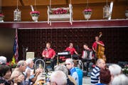 Carlo Brunner (von links), Schöff Röösli, Urs Lötscher und Philipp Mettler eröffneten am Donnerstag das Heirassa-Festival. (Bild: Roger Grütter (30. Mai 2019))