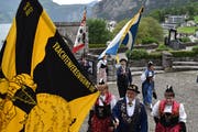 Die DV startete mit einem farbenfrohen Einzug in die Pfarrkirche Flüelen. (Bild: Georg Epp, 29. Mai 2019)