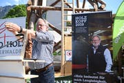 Oscar J. Schwenk, Verwaltungsratspräsident der Pilatus Flugzeugwerke, freut sich an der Iheimisch über die Auszeichnung «Holzkopf 2019» (Bild: Nadia Schärli, Buochs, 30. Mai 2019)