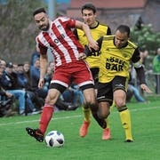 Der Sarner Mittelfeldstratege Tiago Lopes Almeida (am Ball) behauptet sich hier im Zweikampf gegen den Altdorfer Calderon Mavembo (rechts). (Bild: Urs Hanhart (Altdorf, 29. Mai 2019))