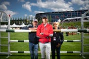Der Springreiter Martin Fuchs posiert am CSIO mit seinem Vater Thomas und seiner Mutter Renata. (Bild: Benjamin Manser)