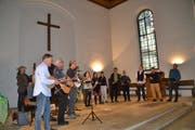 Die «Schlorzi-Musig» (links) und die A-Capella-Formation «Wase-Musig» beim gemeinsamen Auftritt in der reformierten Kirche Alt St.Johann. (Bild: Adi Lippuner)