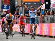 Damiano Cima aus dem Team Nippo-Vini Fantini rettet sich vor Pascal Ackermann, dem deutschen Meister, über die Ziellinie. (Bild: KEYSTONE/AP ANSA/ALESSANDRO DI MEO)