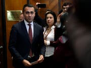Luigi Di Maio hat Grund zum Lächeln: Trotz des Debakels bei der Europawahl ist der Chef der mitregierenden Fünf-Sterne-Bewegung in Italien in seinem Amt bestätigt worden. (Bild: KEYSTONE/AP/ANDREW MEDICHINI)
