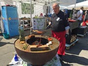 Hermann Wilhelmstätter von Feu du Jardin präsentiert mit Stolz den Grill. (Bild: Fabienne Mühlemann/Luzerner Zeitung, 30. Mai 2019)