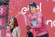 Richard Carapaz feiert die Verteidigung des Leadertrikots. (Bild: Alessandro Di Meo/EPA (Santa Maria di Sala, 30. Mai 2019))