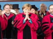 Bundeskanzlerin Angela Merkel ist von der Harvard-Universität mit einem Ehrendoktortitel ausgezeichnet worden. (Bild: KEYSTONE/EPA/CJ GUNTHER)