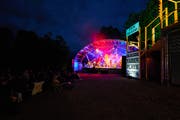Das Publikum sitzt auf mitgebrachten Stühlen auf dem Gelände des B-Sides-Festivals. Am Schluss werden aber alle an der Bühne stehen. (Bild: Ingo Höhn/Luzerner Theater)