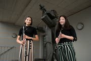 Gina Contratto (links) und Fiona Saladin spielen beide seit über zehn Jahren Klarinette. (Bild: Adriana Ortiz Cardozo, 28. Mai 2019)