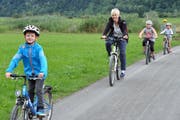 Da und dort ist sicheres und vergnügtes Velofahren auch ohne Radwegkonzept möglich. Beispielsweise im Gebiet Städerried und Flugplatz Alpnach.(Bild Robert Hess, 9. August 2017)